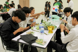 คณะมนุษยศาสตร์ฯ มรภ.เทพสตรี จัดประกวดจัดพานและแจกันดอกไม้ หนุนนักศึกษาร่วมสืบสาน ประเพณีตักบาตรดอกไม้ วัดมณีชลขัณฑ์