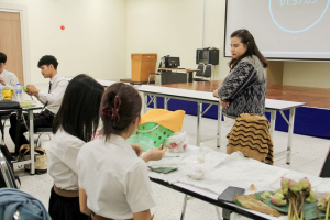 คณะมนุษยศาสตร์ฯ มรภ.เทพสตรี จัดประกวดจัดพานและแจกันดอกไม้ หนุนนักศึกษาร่วมสืบสาน ประเพณีตักบาตรดอกไม้ วัดมณีชลขัณฑ์