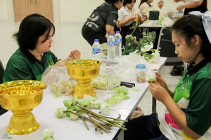 คณะมนุษยศาสตร์ฯ มรภ.เทพสตรี จัดประกวดจัดพานและแจกันดอกไม้ หนุนนักศึกษาร่วมสืบสาน ประเพณีตักบาตรดอกไม้ วัดมณีชลขัณฑ์