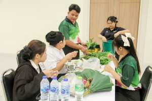 คณะมนุษยศาสตร์ฯ มรภ.เทพสตรี จัดประกวดจัดพานและแจกันดอกไม้ หนุนนักศึกษาร่วมสืบสาน ประเพณีตักบาตรดอกไม้ วัดมณีชลขัณฑ์