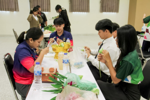 คณะมนุษยศาสตร์ฯ มรภ.เทพสตรี จัดประกวดจัดพานและแจกันดอกไม้ หนุนนักศึกษาร่วมสืบสาน ประเพณีตักบาตรดอกไม้ วัดมณีชลขัณฑ์