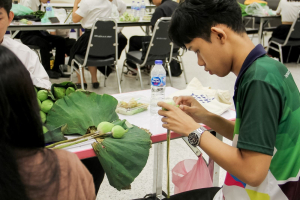 คณะมนุษยศาสตร์ฯ มรภ.เทพสตรี จัดประกวดจัดพานและแจกันดอกไม้ หนุนนักศึกษาร่วมสืบสาน ประเพณีตักบาตรดอกไม้ วัดมณีชลขัณฑ์