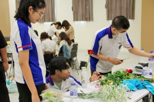คณะมนุษยศาสตร์ฯ มรภ.เทพสตรี จัดประกวดจัดพานและแจกันดอกไม้ หนุนนักศึกษาร่วมสืบสาน ประเพณีตักบาตรดอกไม้ วัดมณีชลขัณฑ์