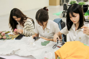 คณะมนุษยศาสตร์ฯ มรภ.เทพสตรี จัดประกวดจัดพานและแจกันดอกไม้ หนุนนักศึกษาร่วมสืบสาน ประเพณีตักบาตรดอกไม้ วัดมณีชลขัณฑ์
