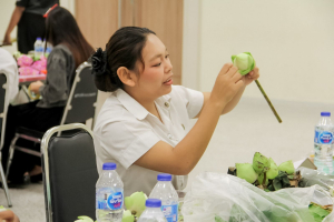 คณะมนุษยศาสตร์ฯ มรภ.เทพสตรี จัดประกวดจัดพานและแจกันดอกไม้ หนุนนักศึกษาร่วมสืบสาน ประเพณีตักบาตรดอกไม้ วัดมณีชลขัณฑ์