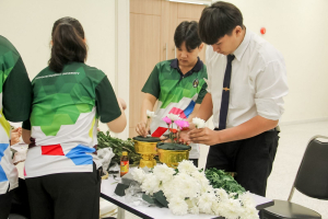 คณะมนุษยศาสตร์ฯ มรภ.เทพสตรี จัดประกวดจัดพานและแจกันดอกไม้ หนุนนักศึกษาร่วมสืบสาน ประเพณีตักบาตรดอกไม้ วัดมณีชลขัณฑ์