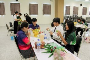 คณะมนุษยศาสตร์ฯ มรภ.เทพสตรี จัดประกวดจัดพานและแจกันดอกไม้ หนุนนักศึกษาร่วมสืบสาน ประเพณีตักบาตรดอกไม้ วัดมณีชลขัณฑ์