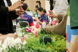 คณะมนุษยศาสตร์ฯ มรภ.เทพสตรี จัดประกวดจัดพานและแจกันดอกไม้ หนุนนักศึกษาร่วมสืบสาน ประเพณีตักบาตรดอกไม้ วัดมณีชลขัณฑ์