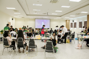 คณะมนุษยศาสตร์ฯ มรภ.เทพสตรี จัดประกวดจัดพานและแจกันดอกไม้ หนุนนักศึกษาร่วมสืบสาน ประเพณีตักบาตรดอกไม้ วัดมณีชลขัณฑ์