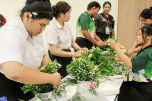คณะมนุษยศาสตร์ฯ มรภ.เทพสตรี จัดประกวดจัดพานและแจกันดอกไม้ หนุนนักศึกษาร่วมสืบสาน ประเพณีตักบาตรดอกไม้ วัดมณีชลขัณฑ์