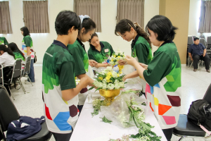 คณะมนุษยศาสตร์ฯ มรภ.เทพสตรี จัดประกวดจัดพานและแจกันดอกไม้ หนุนนักศึกษาร่วมสืบสาน ประเพณีตักบาตรดอกไม้ วัดมณีชลขัณฑ์