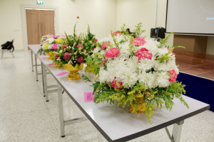 คณะมนุษยศาสตร์ฯ มรภ.เทพสตรี จัดประกวดจัดพานและแจกันดอกไม้ หนุนนักศึกษาร่วมสืบสาน ประเพณีตักบาตรดอกไม้ วัดมณีชลขัณฑ์