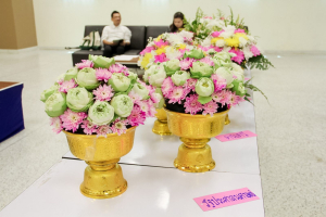 คณะมนุษยศาสตร์ฯ มรภ.เทพสตรี จัดประกวดจัดพานและแจกันดอกไม้ หนุนนักศึกษาร่วมสืบสาน ประเพณีตักบาตรดอกไม้ วัดมณีชลขัณฑ์
