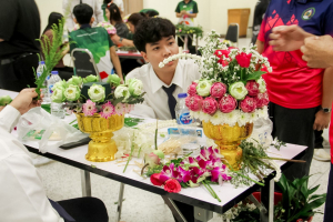 คณะมนุษยศาสตร์ฯ มรภ.เทพสตรี จัดประกวดจัดพานและแจกันดอกไม้ หนุนนักศึกษาร่วมสืบสาน ประเพณีตักบาตรดอกไม้ วัดมณีชลขัณฑ์