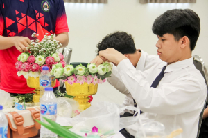 คณะมนุษยศาสตร์ฯ มรภ.เทพสตรี จัดประกวดจัดพานและแจกันดอกไม้ หนุนนักศึกษาร่วมสืบสาน ประเพณีตักบาตรดอกไม้ วัดมณีชลขัณฑ์