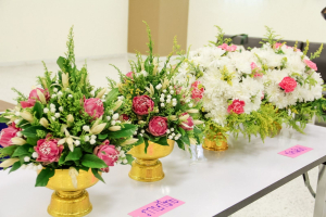คณะมนุษยศาสตร์ฯ มรภ.เทพสตรี จัดประกวดจัดพานและแจกันดอกไม้ หนุนนักศึกษาร่วมสืบสาน ประเพณีตักบาตรดอกไม้ วัดมณีชลขัณฑ์