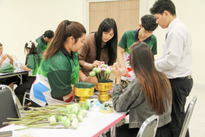 คณะมนุษยศาสตร์ฯ มรภ.เทพสตรี จัดประกวดจัดพานและแจกันดอกไม้ หนุนนักศึกษาร่วมสืบสาน ประเพณีตักบาตรดอกไม้ วัดมณีชลขัณฑ์