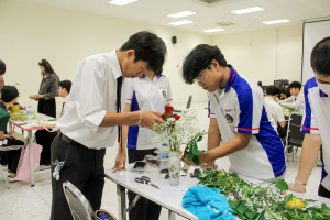 คณะมนุษยศาสตร์ฯ มรภ.เทพสตรี จัดประกวดจัดพานและแจกันดอกไม้ หนุนนักศึกษาร่วมสืบสาน ประเพณีตักบาตรดอกไม้ วัดมณีชลขัณฑ์