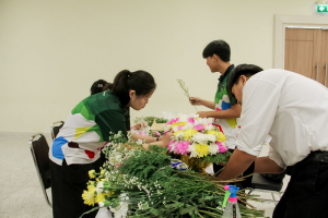 คณะมนุษยศาสตร์ฯ มรภ.เทพสตรี จัดประกวดจัดพานและแจกันดอกไม้ หนุนนักศึกษาร่วมสืบสาน ประเพณีตักบาตรดอกไม้ วัดมณีชลขัณฑ์