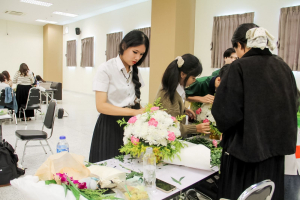 คณะมนุษยศาสตร์ฯ มรภ.เทพสตรี จัดประกวดจัดพานและแจกันดอกไม้ หนุนนักศึกษาร่วมสืบสาน ประเพณีตักบาตรดอกไม้ วัดมณีชลขัณฑ์