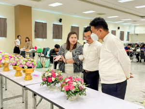คณะมนุษยศาสตร์ฯ มรภ.เทพสตรี จัดประกวดจัดพานและแจกันดอกไม้ หนุนนักศึกษาร่วมสืบสาน ประเพณีตักบาตรดอกไม้ วัดมณีชลขัณฑ์