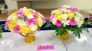 คณะมนุษยศาสตร์ฯ มรภ.เทพสตรี จัดประกวดจัดพานและแจกันดอกไม้ หนุนนักศึกษาร่วมสืบสาน ประเพณีตักบาตรดอกไม้ วัดมณีชลขัณฑ์