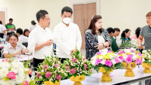 คณะมนุษยศาสตร์ฯ มรภ.เทพสตรี จัดประกวดจัดพานและแจกันดอกไม้ หนุนนักศึกษาร่วมสืบสาน ประเพณีตักบาตรดอกไม้ วัดมณีชลขัณฑ์