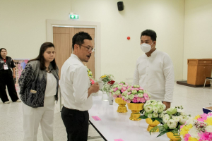 คณะมนุษยศาสตร์ฯ มรภ.เทพสตรี จัดประกวดจัดพานและแจกันดอกไม้ หนุนนักศึกษาร่วมสืบสาน ประเพณีตักบาตรดอกไม้ วัดมณีชลขัณฑ์