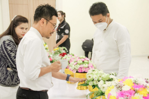 คณะมนุษยศาสตร์ฯ มรภ.เทพสตรี จัดประกวดจัดพานและแจกันดอกไม้ หนุนนักศึกษาร่วมสืบสาน ประเพณีตักบาตรดอกไม้ วัดมณีชลขัณฑ์