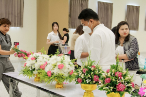 คณะมนุษยศาสตร์ฯ มรภ.เทพสตรี จัดประกวดจัดพานและแจกันดอกไม้ หนุนนักศึกษาร่วมสืบสาน ประเพณีตักบาตรดอกไม้ วัดมณีชลขัณฑ์