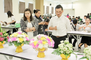 คณะมนุษยศาสตร์ฯ มรภ.เทพสตรี จัดประกวดจัดพานและแจกันดอกไม้ หนุนนักศึกษาร่วมสืบสาน ประเพณีตักบาตรดอกไม้ วัดมณีชลขัณฑ์