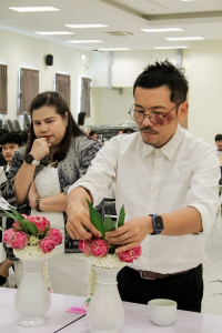 คณะมนุษยศาสตร์ฯ มรภ.เทพสตรี จัดประกวดจัดพานและแจกันดอกไม้ หนุนนักศึกษาร่วมสืบสาน ประเพณีตักบาตรดอกไม้ วัดมณีชลขัณฑ์