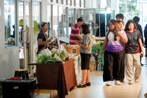 รองผู้ว่าราชการ จ.ลพบุรี เดินตลาดนัดเทพสตรี เน้นพร้อมสนับสนุนการขับเคลื่อนเศรษฐกิจชุมชน มุ่งสร้างรายได้ฐานรากและส่งเสริมคุณภาพชีวิตคนในท้องถิ่น