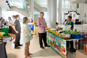 รองผู้ว่าราชการ จ.ลพบุรี เดินตลาดนัดเทพสตรี เน้นพร้อมสนับสนุนการขับเคลื่อนเศรษฐกิจชุมชน มุ่งสร้างรายได้ฐานรากและส่งเสริมคุณภาพชีวิตคนในท้องถิ่น