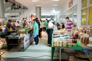 รองผู้ว่าราชการ จ.ลพบุรี เดินตลาดนัดเทพสตรี เน้นพร้อมสนับสนุนการขับเคลื่อนเศรษฐกิจชุมชน มุ่งสร้างรายได้ฐานรากและส่งเสริมคุณภาพชีวิตคนในท้องถิ่น