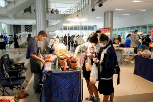 รองผู้ว่าราชการ จ.ลพบุรี เดินตลาดนัดเทพสตรี เน้นพร้อมสนับสนุนการขับเคลื่อนเศรษฐกิจชุมชน มุ่งสร้างรายได้ฐานรากและส่งเสริมคุณภาพชีวิตคนในท้องถิ่น