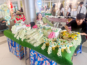 รองผู้ว่าราชการ จ.ลพบุรี เดินตลาดนัดเทพสตรี เน้นพร้อมสนับสนุนการขับเคลื่อนเศรษฐกิจชุมชน มุ่งสร้างรายได้ฐานรากและส่งเสริมคุณภาพชีวิตคนในท้องถิ่น