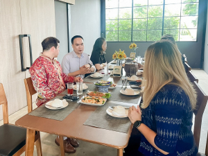 มรภ.เทพสตรี ต้อนรับเอกอัครราชทูตเวเนซุเอลา ในโอกาสเยือนมหาวิทยาลัย และ จ.ลพบุรี พร้อมหารือความร่วมมือทางวิชาการ และมอบเกียรติบัตรทีมออกแบบชุดผ้าไทย