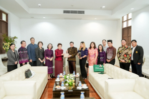 มรภ.เทพสตรี ต้อนรับเอกอัครราชทูตเวเนซุเอลา ในโอกาสเยือนมหาวิทยาลัย และ จ.ลพบุรี พร้อมหารือความร่วมมือทางวิชาการ และมอบเกียรติบัตรทีมออกแบบชุดผ้าไทย