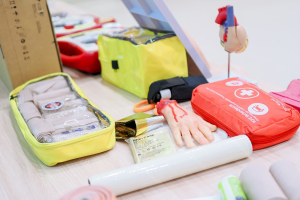 กองพัฒนานักศึกษา สนอ. มรภ.เทพสตรี จัดอบรมปฐมพยาบาลและ CPR เสริมทักษะช่วยชีวิตขั้นพื้นฐานให้นักศึกษา