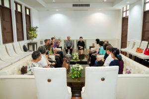ชมรมผู้อาวุโสเทพสตรี มอบแจกันดอกไม้แสดงความยินดีแก่ ผศ.จินตนา เวชมี ในโอกาสได้รับการเสนอชื่อเป็นอธิการบดี มรภ.เทพสตรี