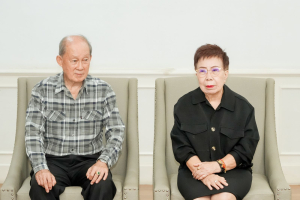 ชมรมผู้อาวุโสเทพสตรี มอบแจกันดอกไม้แสดงความยินดีแก่ ผศ.จินตนา เวชมี ในโอกาสได้รับการเสนอชื่อเป็นอธิการบดี มรภ.เทพสตรี