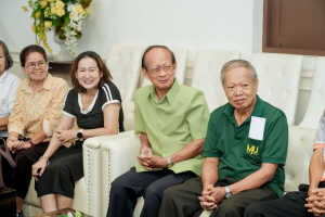 ชมรมผู้อาวุโสเทพสตรี มอบแจกันดอกไม้แสดงความยินดีแก่ ผศ.จินตนา เวชมี ในโอกาสได้รับการเสนอชื่อเป็นอธิการบดี มรภ.เทพสตรี