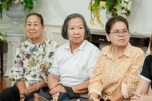 ชมรมผู้อาวุโสเทพสตรี มอบแจกันดอกไม้แสดงความยินดีแก่ ผศ.จินตนา เวชมี ในโอกาสได้รับการเสนอชื่อเป็นอธิการบดี มรภ.เทพสตรี