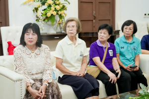ชมรมผู้อาวุโสเทพสตรี มอบแจกันดอกไม้แสดงความยินดีแก่ ผศ.จินตนา เวชมี ในโอกาสได้รับการเสนอชื่อเป็นอธิการบดี มรภ.เทพสตรี