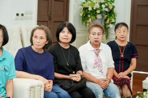 ชมรมผู้อาวุโสเทพสตรี มอบแจกันดอกไม้แสดงความยินดีแก่ ผศ.จินตนา เวชมี ในโอกาสได้รับการเสนอชื่อเป็นอธิการบดี มรภ.เทพสตรี