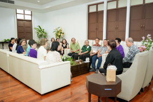 ชมรมผู้อาวุโสเทพสตรี มอบแจกันดอกไม้แสดงความยินดีแก่ ผศ.จินตนา เวชมี ในโอกาสได้รับการเสนอชื่อเป็นอธิการบดี มรภ.เทพสตรี