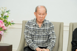 ชมรมผู้อาวุโสเทพสตรี มอบแจกันดอกไม้แสดงความยินดีแก่ ผศ.จินตนา เวชมี ในโอกาสได้รับการเสนอชื่อเป็นอธิการบดี มรภ.เทพสตรี