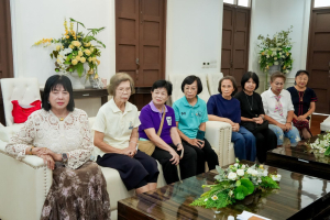 ชมรมผู้อาวุโสเทพสตรี มอบแจกันดอกไม้แสดงความยินดีแก่ ผศ.จินตนา เวชมี ในโอกาสได้รับการเสนอชื่อเป็นอธิการบดี มรภ.เทพสตรี