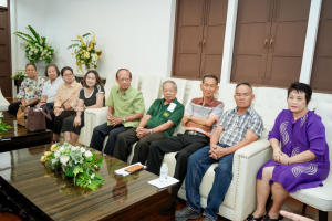 ชมรมผู้อาวุโสเทพสตรี มอบแจกันดอกไม้แสดงความยินดีแก่ ผศ.จินตนา เวชมี ในโอกาสได้รับการเสนอชื่อเป็นอธิการบดี มรภ.เทพสตรี